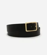 Cinturón femenino de diseño clásico, confeccionado en material sintético negro con acabado liso. Presenta una hebilla metálica rectangular en tono dorado.