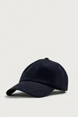 Gorra de seis paneles confeccionada en pana de algodón, con visera curva y ajuste en la parte posterior.