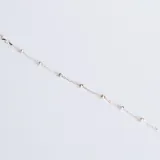 Pulsera de cadena tipo forcé en plata 925, adornada con pequeñas bolitas facetadas distribuidas a lo largo de la misma.