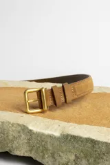 Cinturón marrón de gamuza con hebilla dorada.