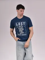 Remera azul petróleo de algodón con estampa rectangular en el frente con la palabra "LOST" en la parte superior, una serpiente enrollada en el centro y la frase "FEEL GOOD NEVER ENOUGH" en la parte inferior.