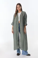 Kimono largo de lino color bordó, con flecos decorativos en los bordes frontales y mangas 3/4.