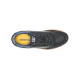 Sneaker Caterpillar modelo Pause Retro, de diseño urbano con combinación de cuero napa y gamuza en color negro. Presenta detalles en azul en los laterales y el interior, con una suela de goma color naranja con textura hexagonal y logo grabado.