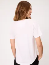 Remera básica de manga corta y cuello en V, de color negro, con un pequeño detalle bordado en el pecho.