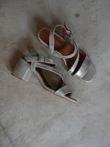 Sandalias negras de cuero con tiras finas y strass, taco cuadrado.