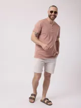 Remera azul de algodón con cuello redondo y tapeta con botones.