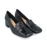 Zapato tipo mocasín de cuero negro con taco cuadrado bajo y detalle de textura croco en el empeine y el taco.