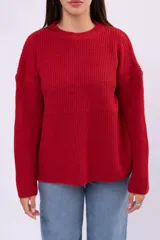 Sweater de punto en color rojo, con cuello redondo, mangas largas y calce relajado.