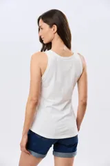 Musculosa básica lisa color beige, con escote redondo y tapeta frontal con tres botones.