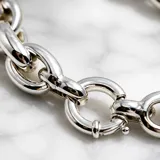 Pulsera de eslabones gruesos de plata 925 con diseño inflado y cierre marinero.