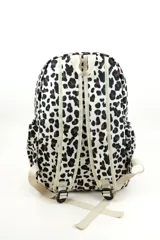 Mochila con estampado animal print tipo leopardo, compartimento principal con cierre, bolsillo frontal con cierre y correas ajustables.