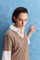 Remera blanca de algodón con escote en V y mangas cortas, de calce amplio y cómodo.