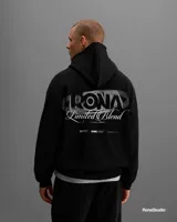 Hoodie negro de corte amplio con capucha y estampa gráfica en la espalda que incluye el logo de la marca y tipografía cursiva.