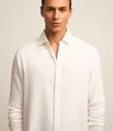 Camisa de hombre regular, color blanco, confeccionada en tricolina con textura rayada.