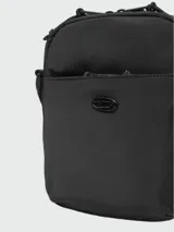 Bandolera Diesel modelo D-Pack X, color negro, de diseño compacto con correa ajustable y compartimento principal con cierre.