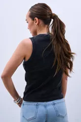 Musculosa de canalé color negro con efecto lavado ácido, cuello redondo y diseño ajustado al cuerpo.