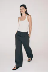 Pantalón de tiro medio con diseño de pierna ancha y estampado de rayas verticales. Cuenta con cintura elástica ajustable mediante cordones y bolsillos laterales ocultos en la costura, con aberturas en el bajo.