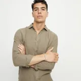 Pulsera elástica de aleación de metales bañada en plata, con cuentas cúbicas y un dije de calavera.