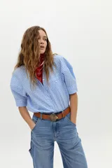 Jean de corte barrel con tiro medio y ajuste relajado. Confeccionado en denim de algodón con un toque de spandex, presenta diseño de cinco bolsillos, cierre frontal con botón y costuras reforzadas en las rodillas.