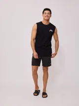 Short de baño tipo volley color negro, con cintura elástica y cordón ajustable en color crudo. Presenta un pequeño logo bordado en la parte inferior de la pierna derecha.
