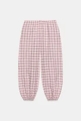 Pantalón bombacho de tiro medio, confeccionado en mezcla de algodón con estampado de cuadros en tonos rosados y oscuros. Presenta cintura elástica y bajo abullonado con puño elástico.