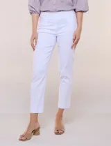 Pantalón color beige de corte entallado y largo cropped, confeccionado en tejido de punto con elasticidad técnica. Cuenta con pretina ancha y plana, bolsillos simulados al frente y bolsillos tipo ojal en la parte posterior.