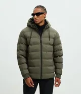Campera puffer deportiva Get Over, color negro, con diseño sin costuras, cierre frontal por cremallera y capucha con cordón ajustable. Presenta puños elásticos y diseño acolchado.