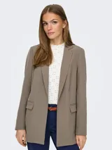 Blazer largo de corte holgado con solapas clásicas y bolsillos delanteros con solapa. Confeccionado en una mezcla de poliéster reciclado y elastano.