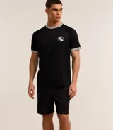Bermuda deportiva masculina de corte holgado, color negro, con cintura elástica y cordón ajustable. Presenta un diseño minimalista con bolsillo trasero.