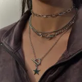 Set de cuatro collares plateados de diferentes largos y diseños: gargantilla de eslabones grandes, collar de cadena fina con dijes circulares, collar de cadena con cierre toggle y collar largo con dije de estrella.