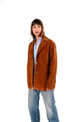 Blazer de gamuza color óxido, con solapas clásicas, cierre frontal de dos botones irregulares y bolsillos delanteros con solapa.