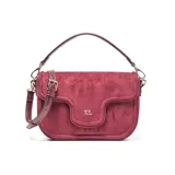 Bandolera color bordó de símil gamuza con solapa frontal y cierre magnético. Presenta un detalle frontal con el logo "XL" en dorado, asa corta desmontable y correa larga regulable y desmontable. Incluye herrajes metálicos dorados y un bolsillo interno con cierre.