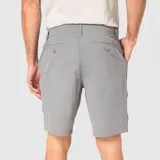 Short de corte clásico color beige, con cierre frontal de botón y cremallera, bolsillos laterales y tejido técnico de secado rápido.