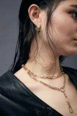 Aros de acero quirúrgico hipoalergénico dorados, con triple hilera de strass.