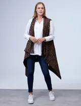 Chaleco largo tejido con estampado animal print en tonos marrón y negro.