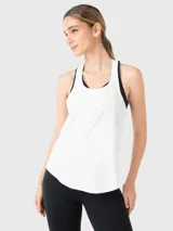 Musculosa deportiva de mujer con diseño de espalda nadadora, cuello redondo y corte regular. Confeccionada en tejido técnico liviano y fresco, ideal para actividades físicas.