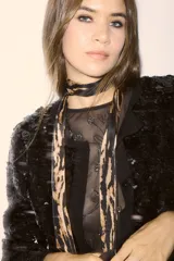 Pashmina de diseño alargado y estrecho con estampado animal print tipo cebra en tonos negro y tostado.