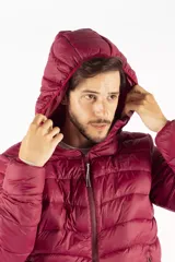 Campera puffer de hombre color azul oscuro, con diseño acolchado, cierre frontal completo, bolsillos laterales con cierre y capucha desmontable. Presenta logo de la marca estampado en el pecho y en la manga.