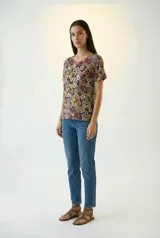 Remera estampada de mangas cortas con cuello redondo y ribete rosado.