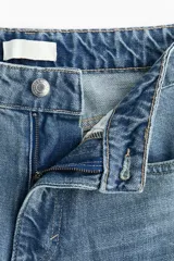 Jean de corte wide leg, tiro alto y pierna amplia, en denim de color celeste con efecto deslavado.