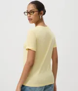 Remera de algodón celeste con cuello redondo y mangas cortas dobladas, de corte regular y diseño liso.