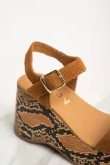 Sandalia con plataforma de cuero color camel y estampado animal print.