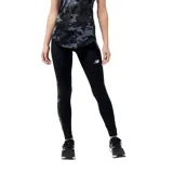 Calza larga de running negra, con logo de New Balance estampado en blanco en la pierna izquierda y detalle de estampado camuflado en gris en la parte inferior de la pierna derecha.