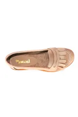 Mocasines color beige de cuero con flecos y suela track color crema.
