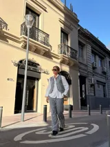 Pantalón de corte recto con estampado de cuadros vichy en blanco y negro, con cintura elástica.