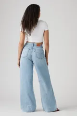 Pantalón de jean celeste, tiro medio, corte amplio y estilo baggy.