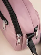 Cartera bandolera negra de nylon con correa ajustable. Tiene dos compartimentos principales con cierre y un bolsillo frontal con cierre.