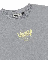 Buzo de algodón con cuello redondo y calce oversize. Presenta un acabado acid wash en color gris y una estampa frontal en color amarillo con la palabra 'Whatever' y texto complementario.