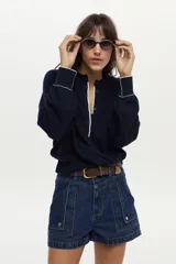 Short de denim azul medio con tiro medio, fit relajado y bolsillos utilitarios frontales.