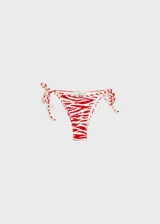 Braga de bikini estilo brasileña con estampado de cebra en rojo y blanco, anillas metálicas decorativas y cierre de lazos laterales.